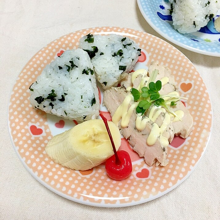 わかめおにぎりとハーブマヨサラダチキン朝ごはん♡